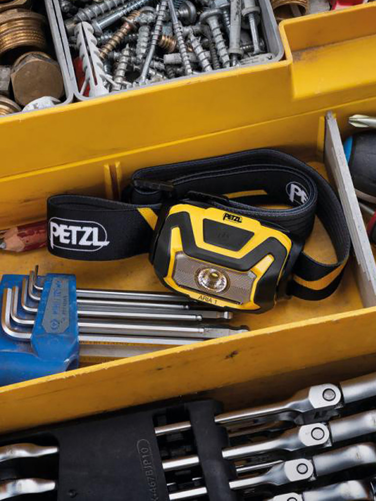 Налобный фонарь Petzl ARIA 1R, черный, желтый