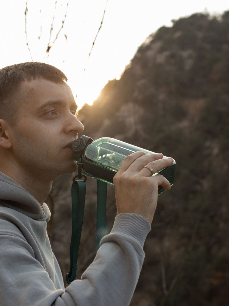 Бутылка тритановая 750 мл с регулируемым ремешком, хвоя