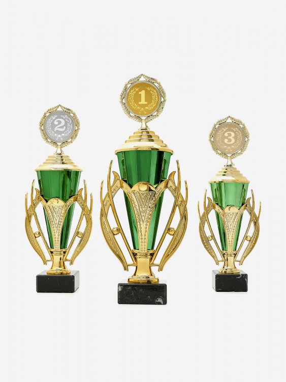 Комплект из трех зеленых кубков для награждения