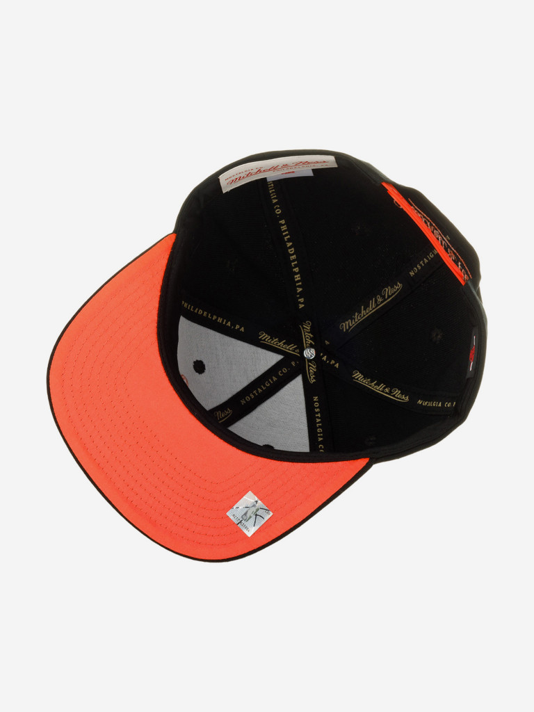 Бейсболка с прямым козырьком MITCHELL NESS HHSS6749-CBUYYPPPBLCK Chicago Bulls NBA (черный)