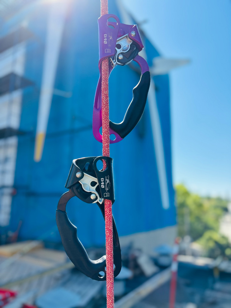 Зажим "жумар" левый в корпусе lux Vertical