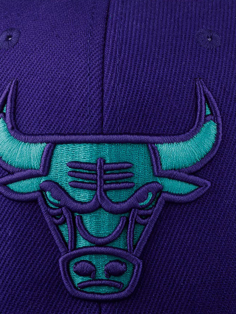 Бейсболка с прямым козырьком MITCHELL NESS HHSS1102-CBUYYPPPPURP Chicago Bulls NBA (фиолетовый)