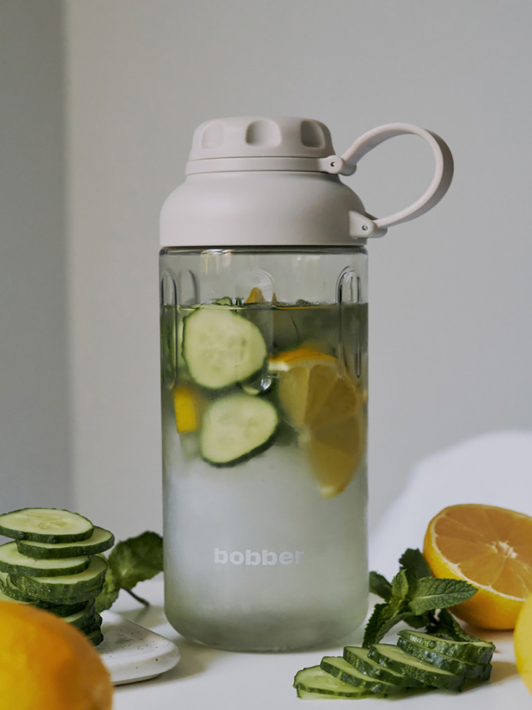 Бутылка тритановая BOBBER Tritan Bottle для холодных напитков с ситечком, 890 мл, серый