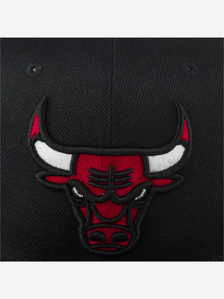 Бейсболка с прямым козырьком MITCHELL NESS HHSS6044-CBUYYPPPBLCK Chicago Bulls NBA (черный)