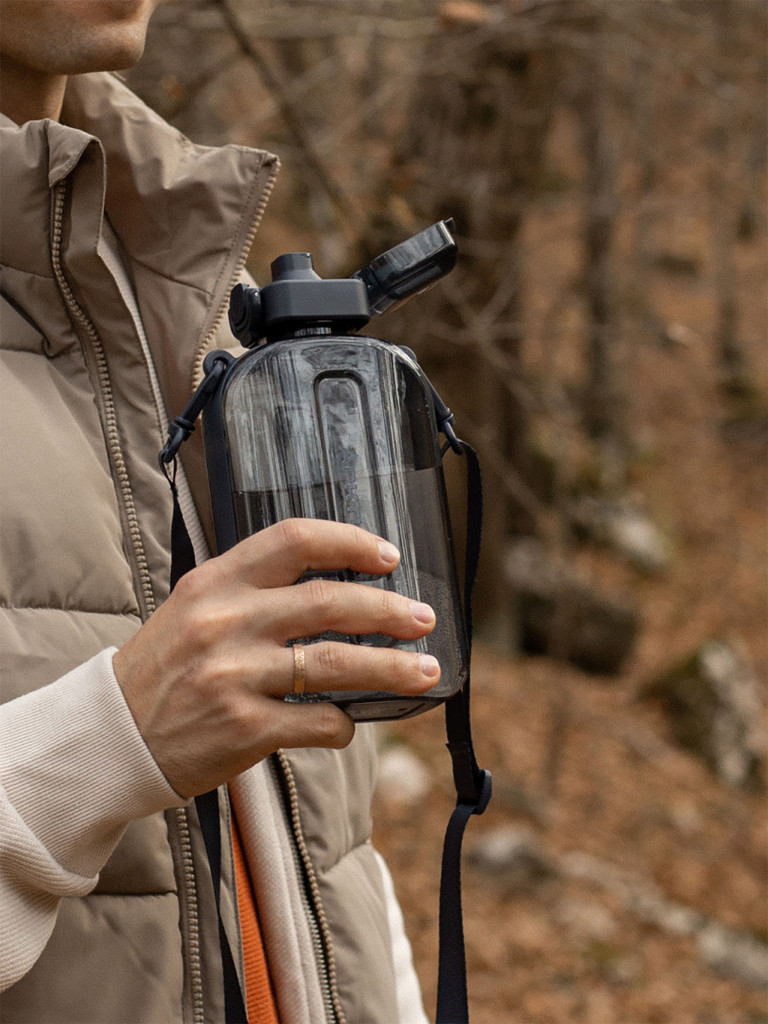 Бутылка тритановая 750 мл с регулируемым ремешком, графит