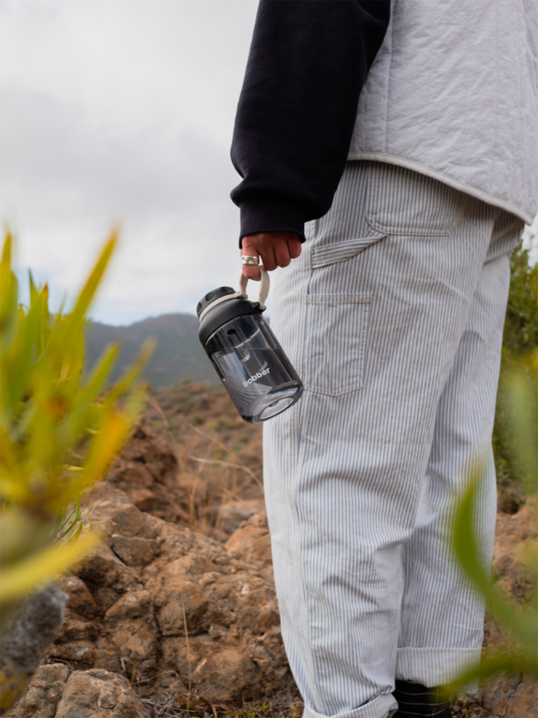 Бутылка тритановая Tritan Bottle для холодных напитков, с ситечком, 590 мл, черная