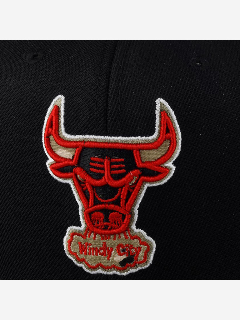 Бейсболка с прямым козырьком MITCHELL NESS HHSS1101-CBUYYPPPBLCK Chicago Bulls NBA