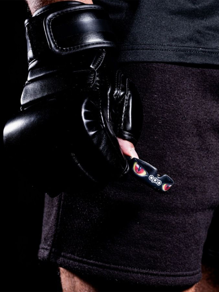 Боксерская капа взрослая, спортивная, защитная для зубов OPRO Instant Custom-Fit Eyes - Black/Red/Gold