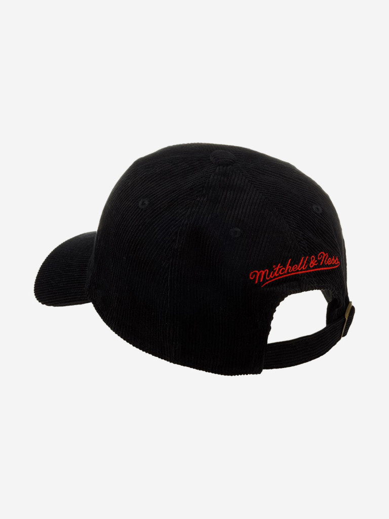 Бейсболка MITCHELL NESS HLUX4800-CBUYYPPPBLCK Chicago Bulls NBA (черный)