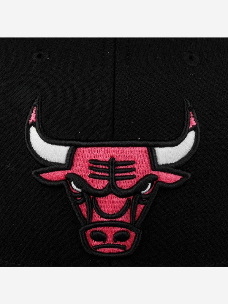 Бейсболка с прямым козырьком MITCHELL NESS HHSS5762-CBUYYPPPBLCK Chicago Bulls NBA