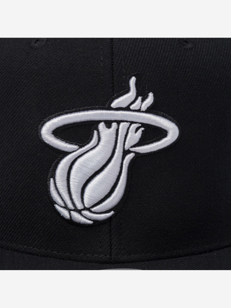 Бейсболка с прямым козырьком MITCHELL NESS HS8547-MHEBLCK Miami Heat NBA