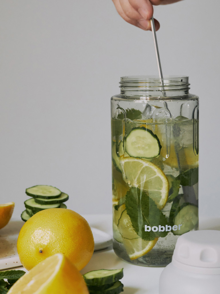 Бутылка тритановая BOBBER Tritan Bottle для холодных напитков с ситечком, 890 мл, серый