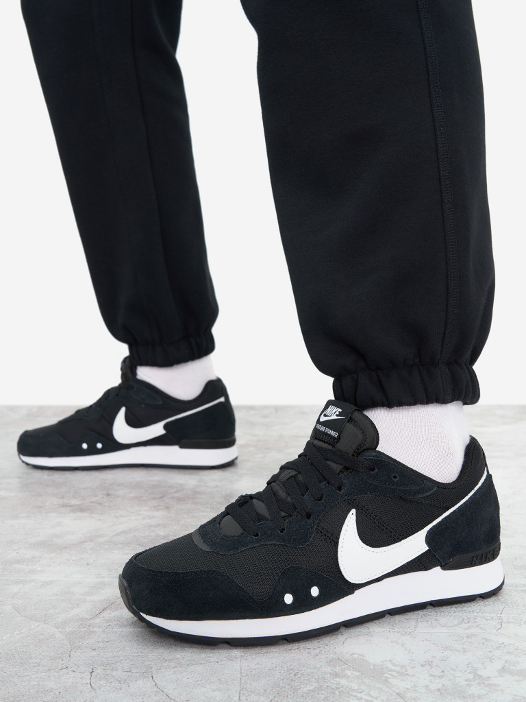 Nike black and white runners on sale