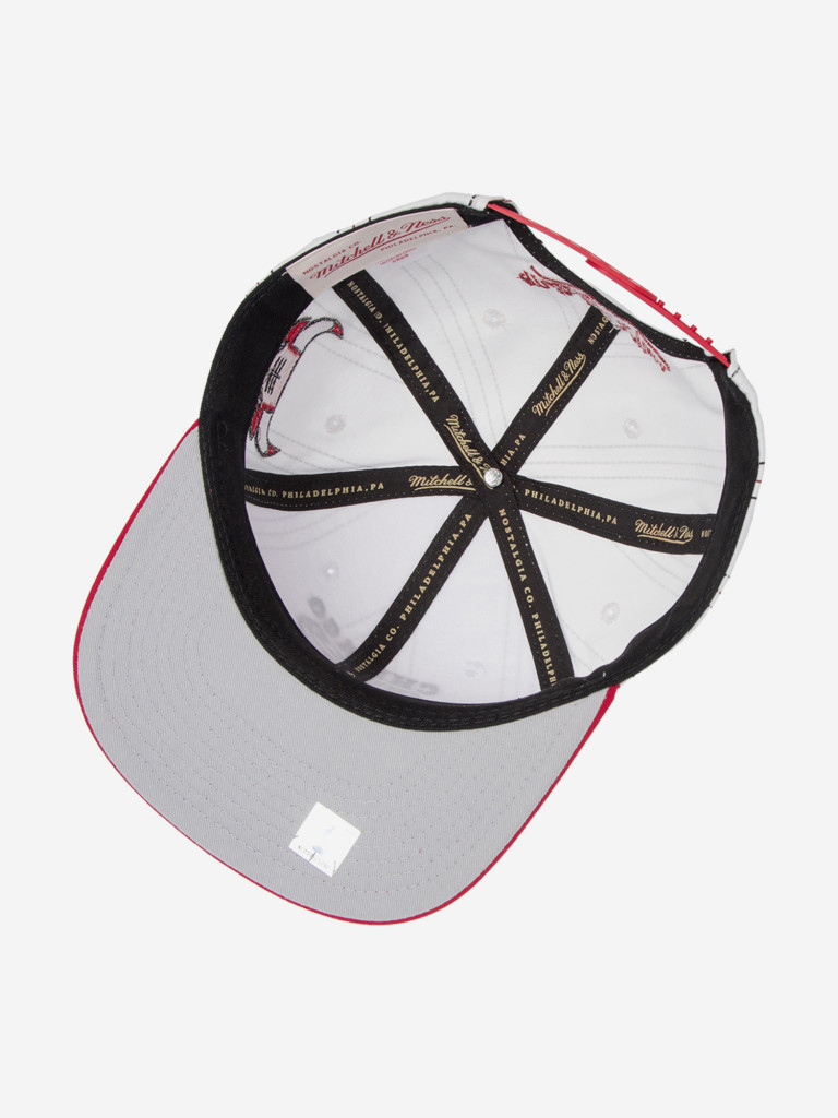 Бейсболка с прямым козырьком MITCHELL NESS HS11452-CBUWHIT Chicago Bulls NBA