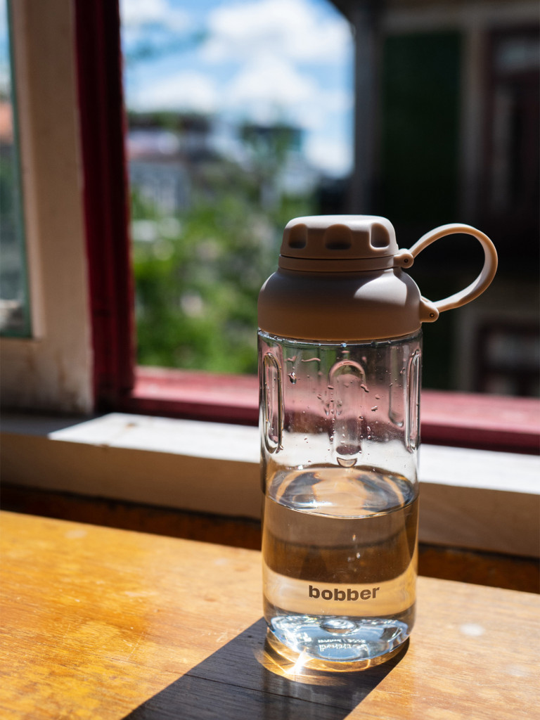 Бутылка тритановая Tritan Bottle для холодных напитков, с ситечком, 890 мл, серый