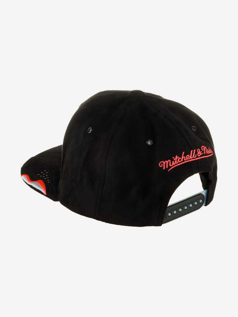 Бейсболка с прямым козырьком MITCHELL NESS HHSS6741-CBUYYPPPBLCK Chicago Bulls NBA (черный)