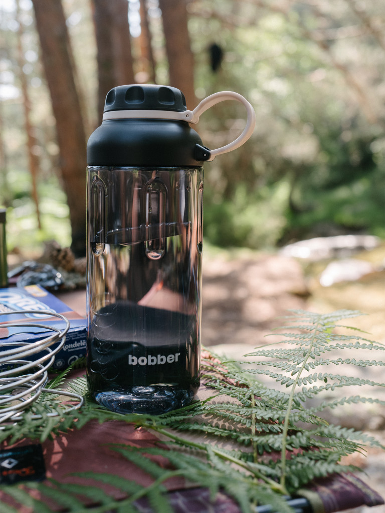Бутылка тритановая BOBBER Tritan Bottle для холодных напитков с ситечком, 890 мл, черная