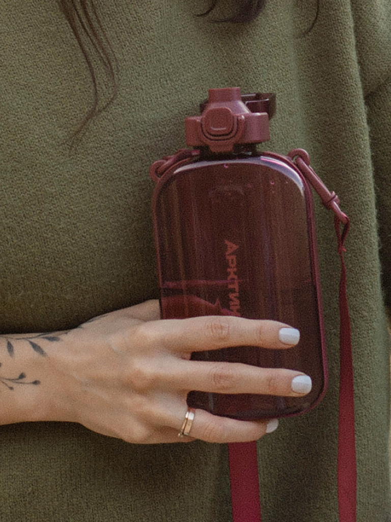 Бутылка тритановая 750 мл с регулируемым ремешком, вишня