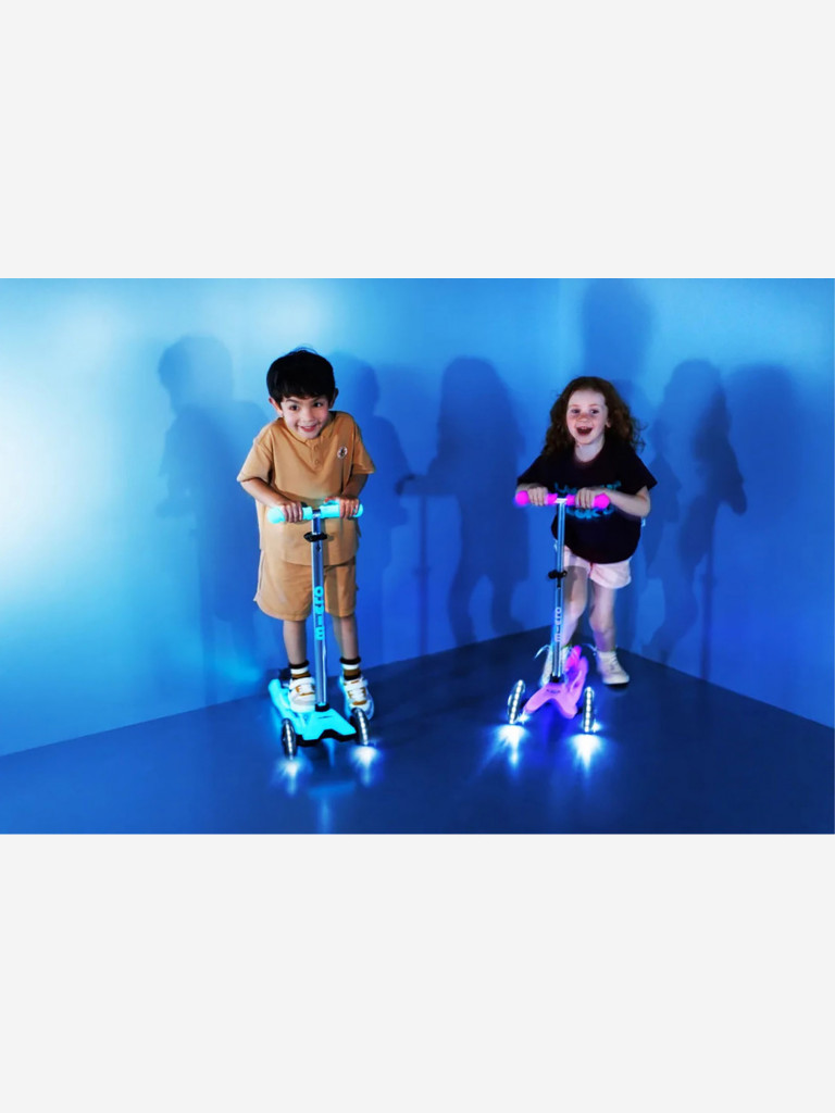 Самокат Micro Maxi Deluxe Glow Plus &#40;светящийся&#41; LED 2025