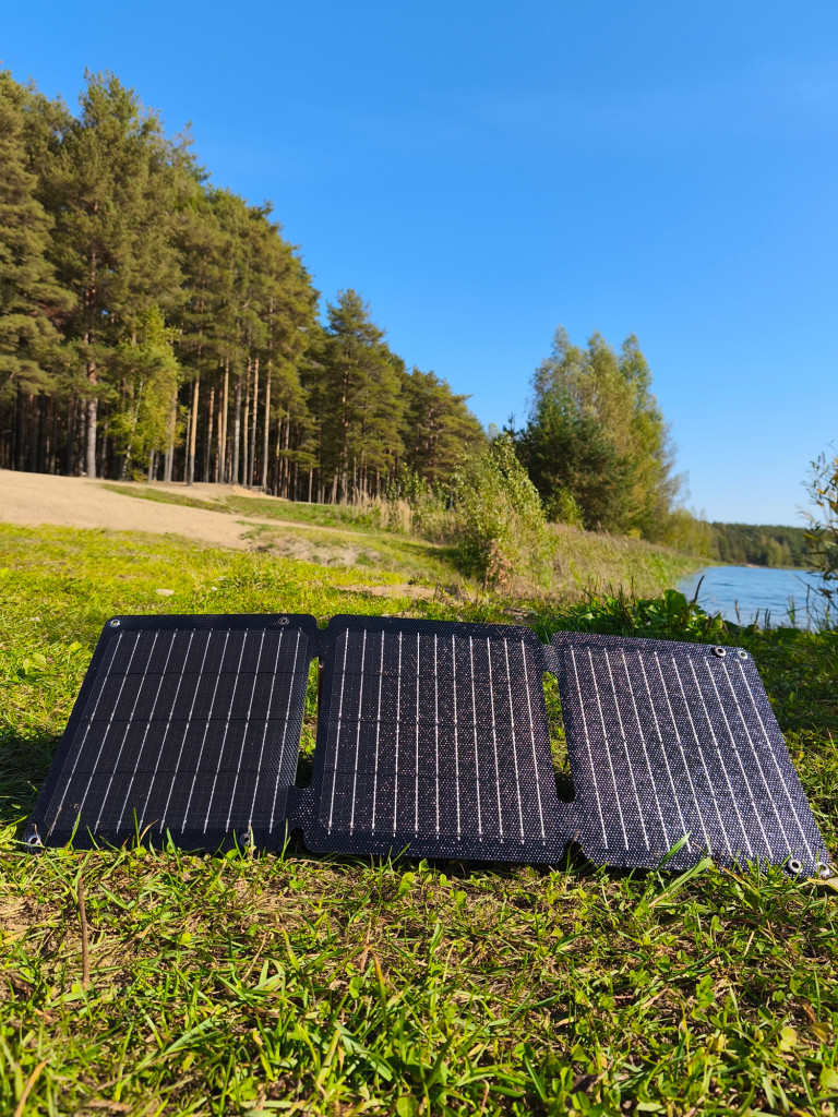 Портативная солнечная батарея GiantSolar M для зарядки ноутбука 21W 5v