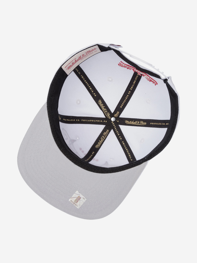 Бейсболка с прямым козырьком MITCHELL NESS HS10387-CBUWHIT Chicago Bulls NBA (белый)