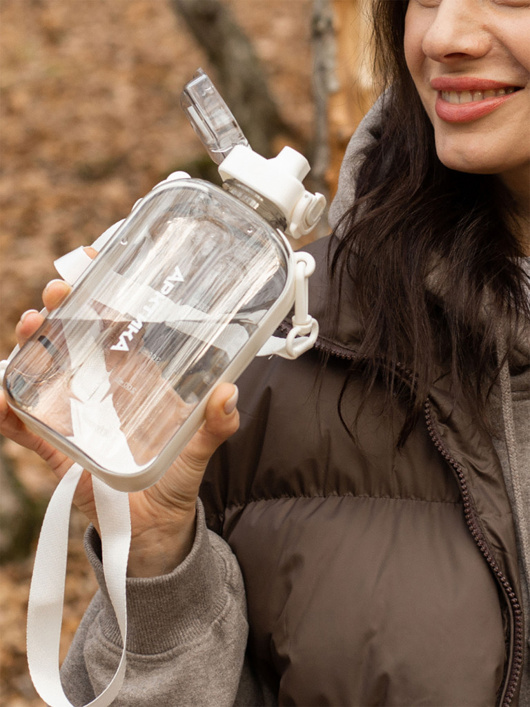 Бутылка тритановая 750 мл с регулируемым ремешком, снег