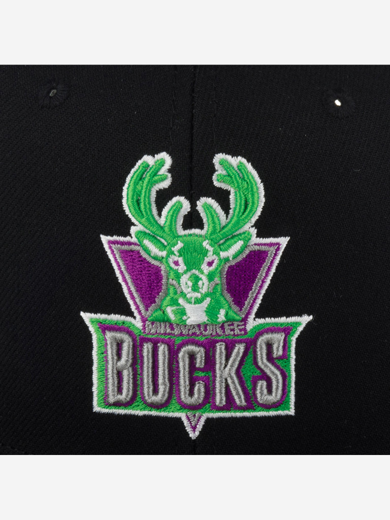 Бейсболка с прямым козырьком MITCHELL NESS HHSS5471-MBUYYPPPBLCK Milwaukee Bucks NBA