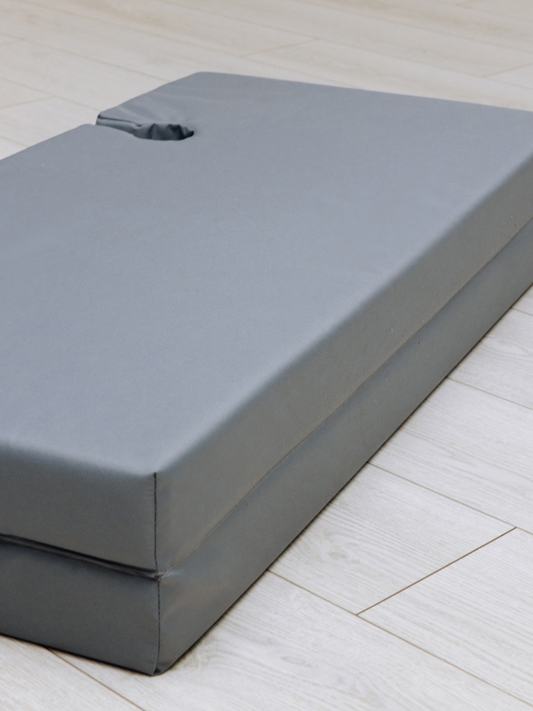 Мат с выемками для шведской стенки 100х100х8 см складной детский ROMANA