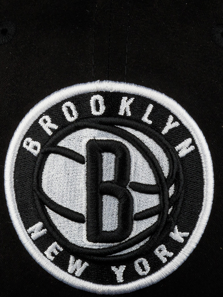 Бейсболка с прямым козырьком MITCHELL NESS HHSS7359-BNEYYPPPBLCK Brooklyn Nets NBA (черный)