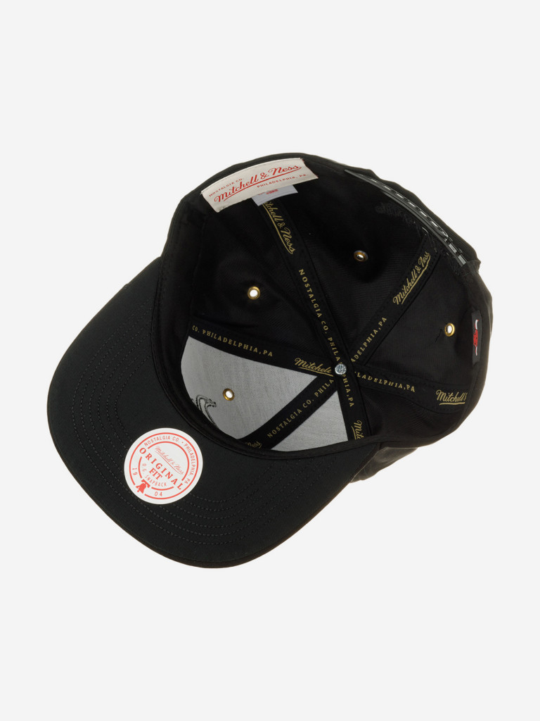 Бейсболка с прямым козырьком MITCHELL NESS HHSS5822-CBUYYPPPBLCK Chicago Bulls NBA