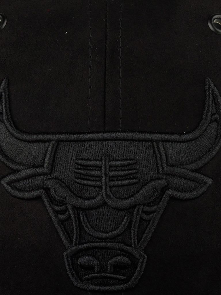 Бейсболка с прямым козырьком MITCHELL NESS HHSS5822-CBUYYPPPBLCK Chicago Bulls NBA