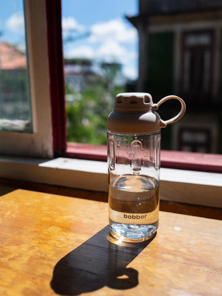 Бутылка тритановая Tritan Bottle для холодных напитков, с ситечком, 890 мл, серый