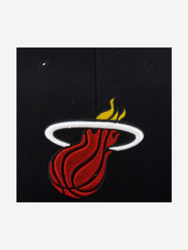 Бейсболка с прямым козырьком MITCHELL NESS HHSS2976-MHEYYPPPBLCK Miami Heat NBA (черный)