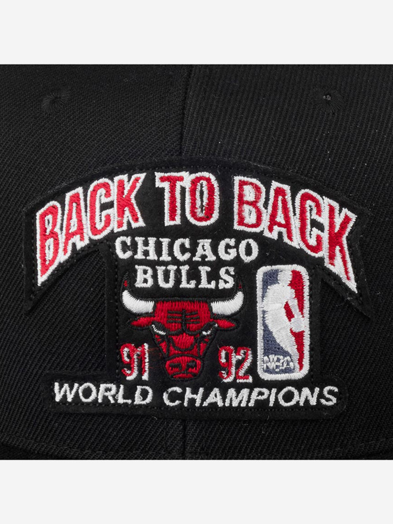 Бейсболка с прямым козырьком MITCHELL NESS HHSS3131-CBUYYPPPBLCK Chicago Bulls NBA