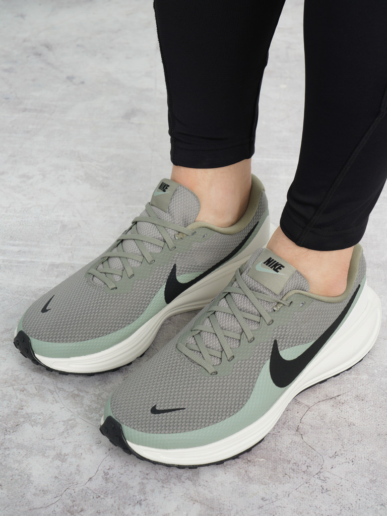 Кроссовки мужские Nike Revolution 8