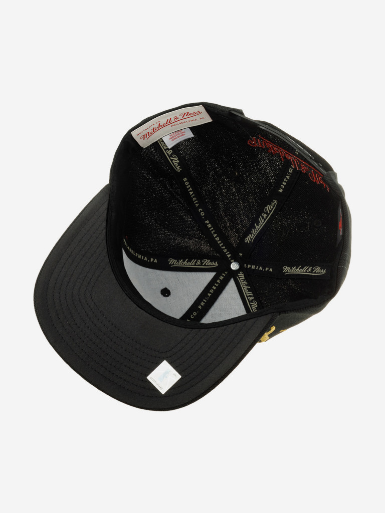 Бейсболка с прямым козырьком MITCHELL NESS HHSS3180-CBUYYPPPBLCK Chicago Bulls NBA (черный)