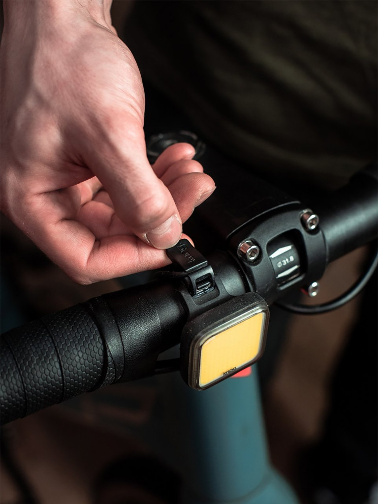 Фонарь передний Knog Blinder Skull