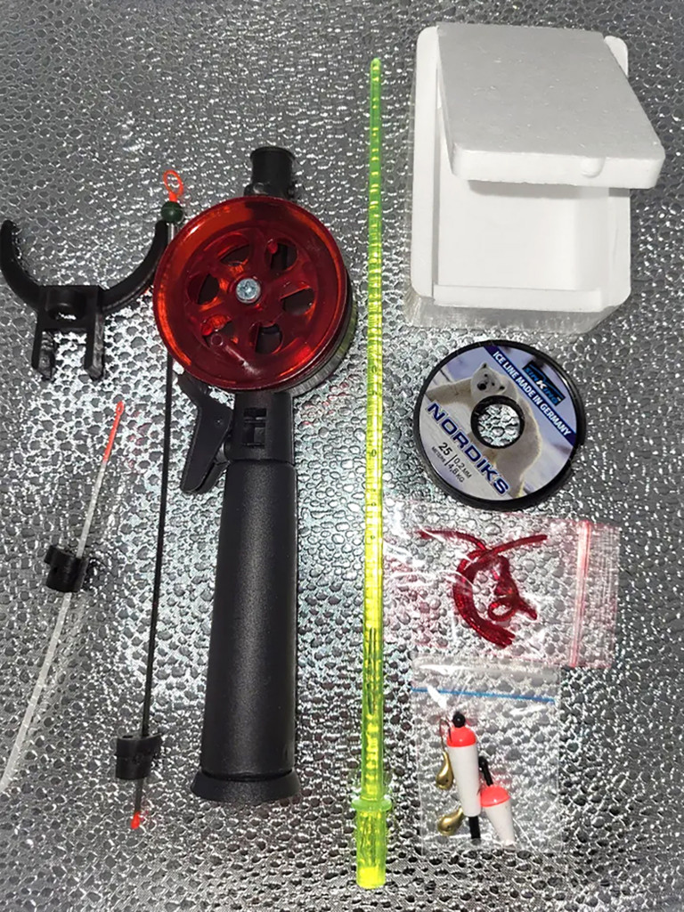 Набор рыболова для зимней рыбалки Три Кита № 3 люкс: зимняя удочка, катушка, леска, мормышка, мотыльница, мотыль искусственный, сторожок