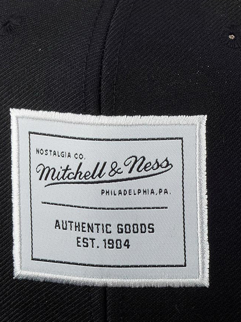 Бейсболка с прямым козырьком MITCHELL NESS HHSS3390-MNNYYPPPBLCK (черный)