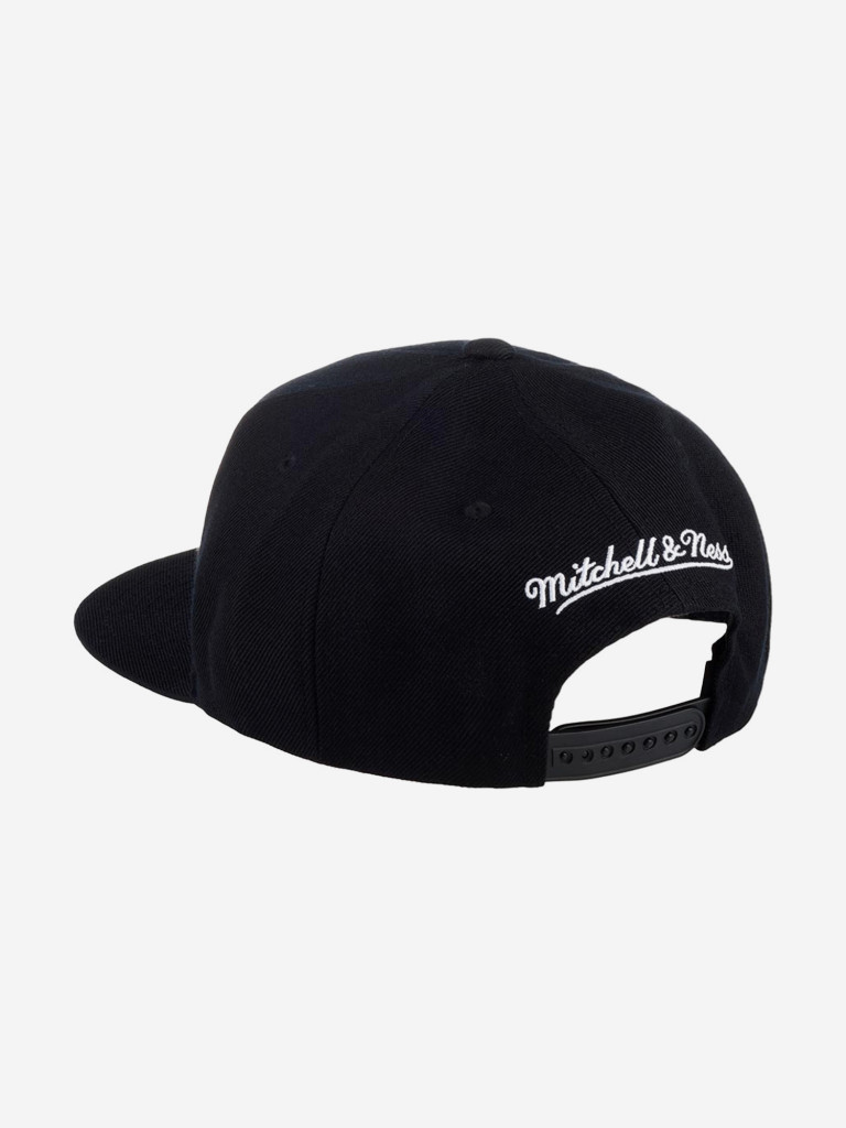 Бейсболка с прямым козырьком MITCHELL NESS HHSS2976-CBUYYPPPBLCK Chicago Bulls NBA (черный)
