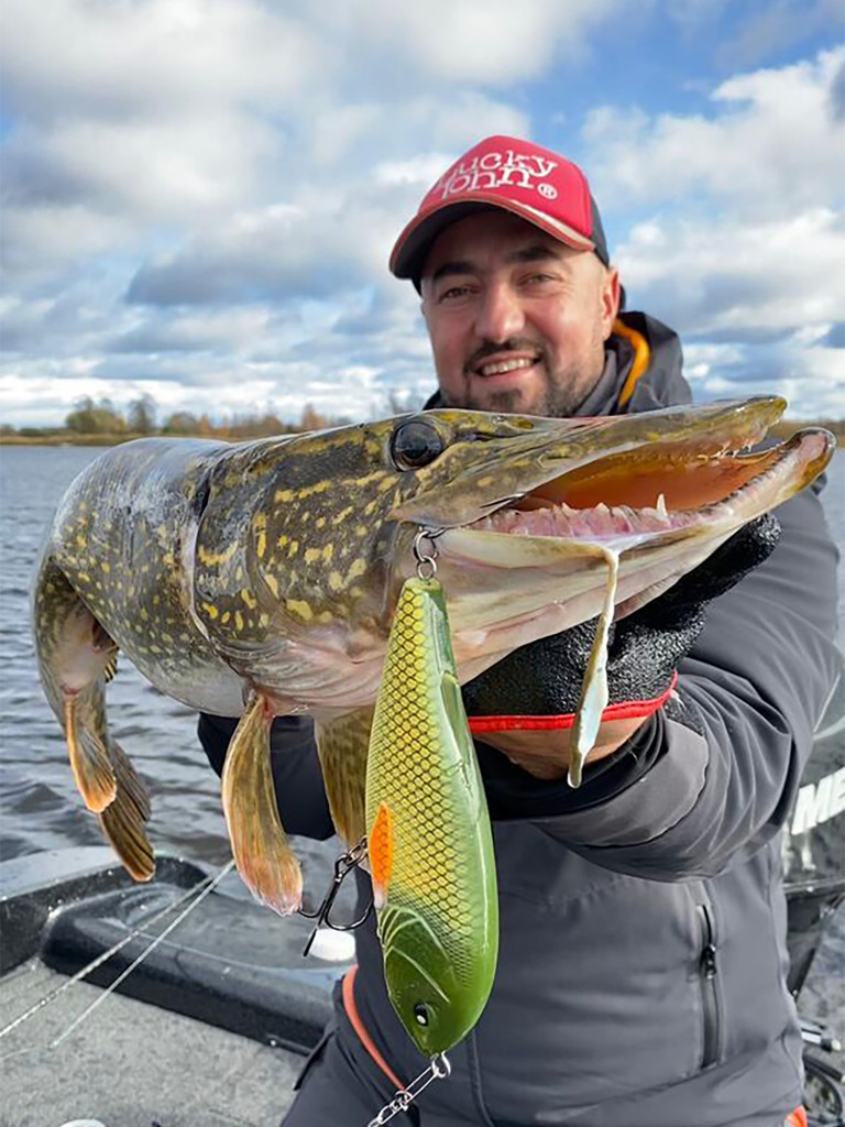 Воблер LUCKY JOHN BBS Original ARROW JERK F 015 см, джерк для крупного хищника