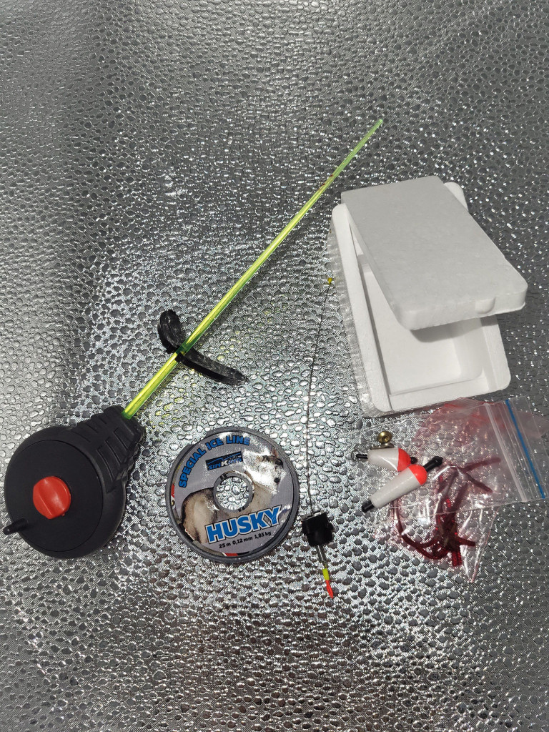 Набор рыболова для зимней рыбалки Три Кита № 1: зимняя удочка, катушка, леска, мормышка, мотыльница, мотыль искусственный, сторожок