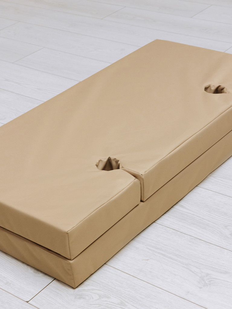 Мат с выемками для шведской стенки 100х100х8 см складной детский ROMANA