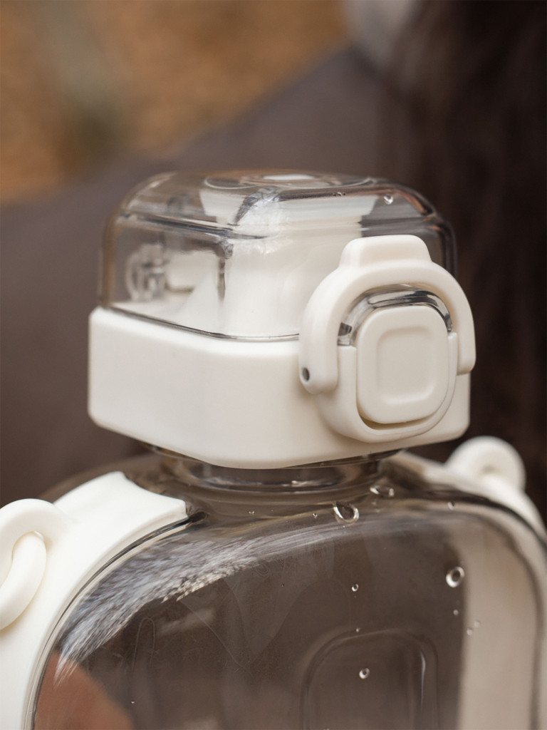 Бутылка тритановая 750 мл с регулируемым ремешком, снег