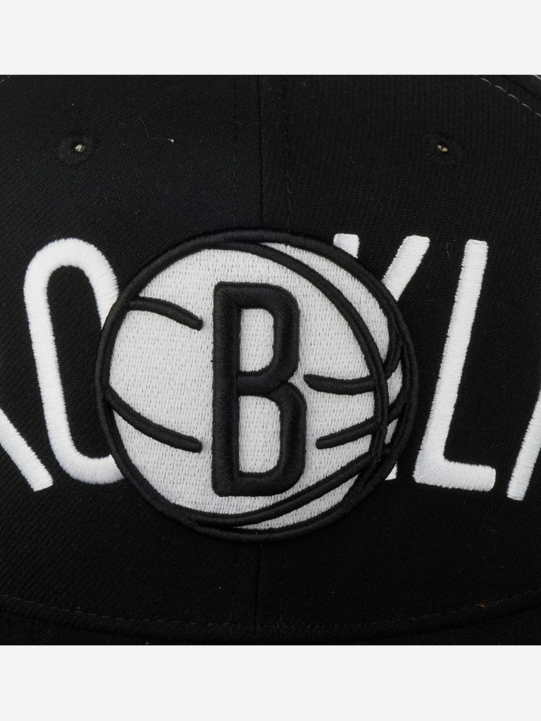 Бейсболка с прямым козырьком MITCHELL NESS HHSS7646-BNEYYPPPBLCK Brooklyn Nets NBA (черный)
