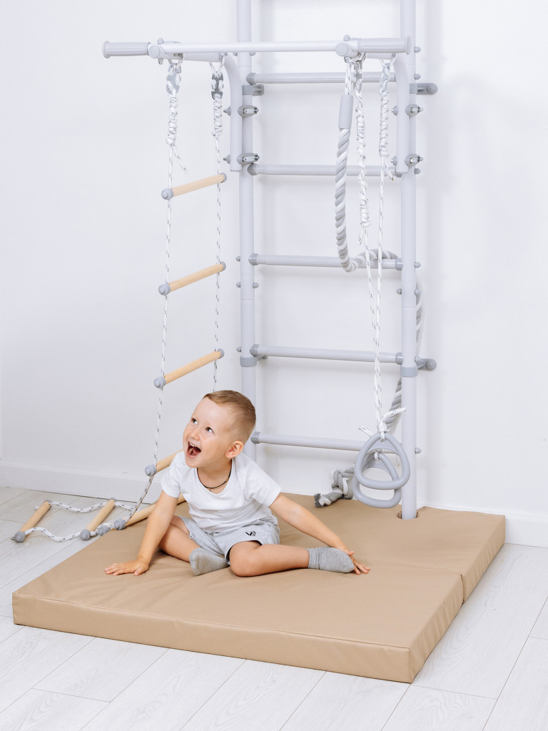 Мат с выемками для шведской стенки 100х100х8 см складной детский ROMANA