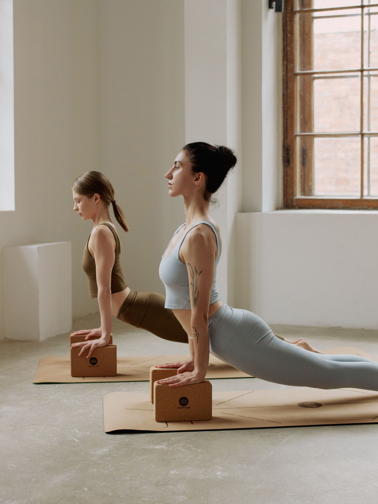 Блок для йоги Пробковый Urbanfit (2 шт) в комплекте с тренировочным ремнем