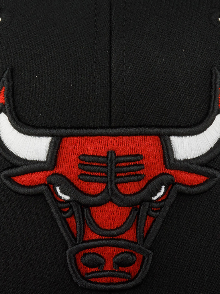 Бейсболка с прямым козырьком MITCHELL NESS HHSS7016-CBUYYPPPBLCK Chicago Bulls NBA (черный)