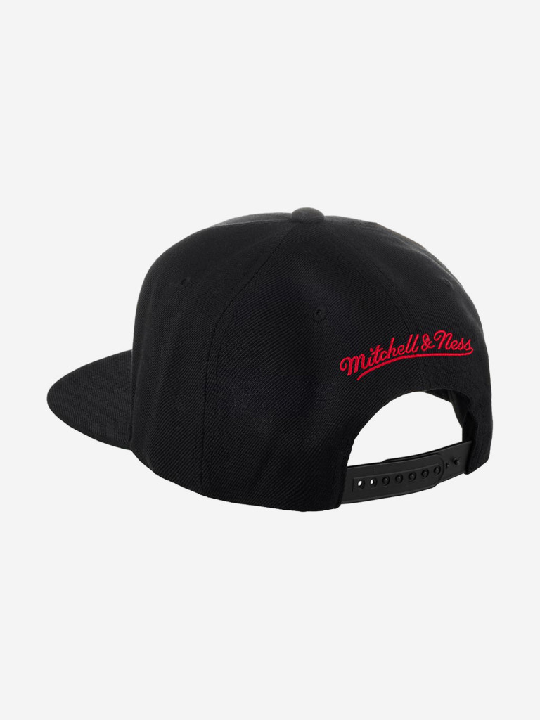 Бейсболка с прямым козырьком MITCHELL NESS HHSS3131-CBUYYPPPBLCK Chicago Bulls NBA (черный)