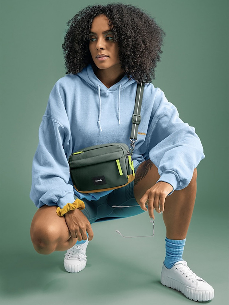 Сумка антивор Pacsafe GO crossbody, Spruce Green, 2,5 л.